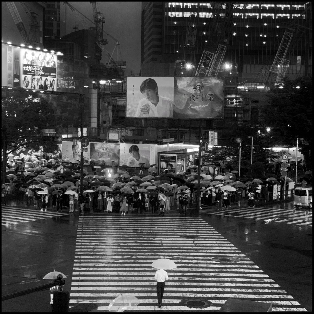 渋谷交差点
.
.
.
写真: @AvilaSimpson / 2023 #tokyo #japan #shibuya #shibuyacrossing #men #crossline #instagood #photo #umbrella #man #streetphotography  #japanese #japan🇯🇵 #alvaroavilasimpson #maquigrafia #shootiniphone #shootoniphone #fullframephotography #everydayjapan