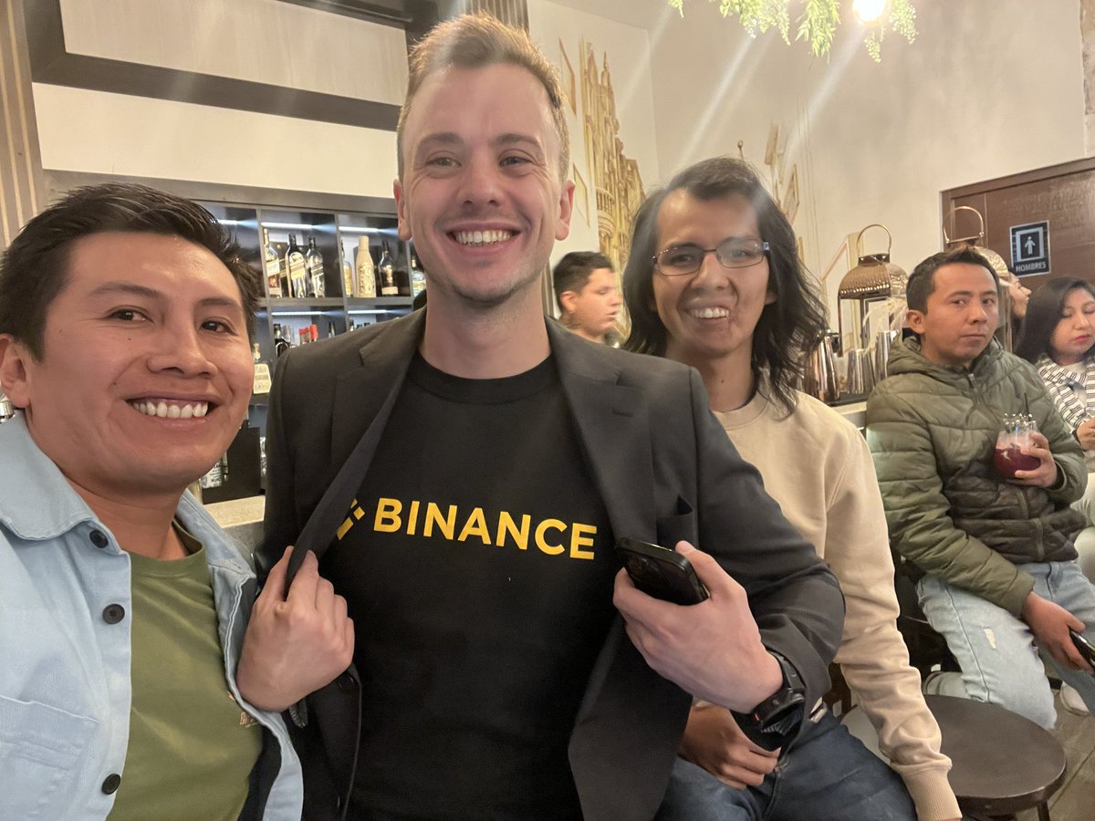kevcamargo's tweet photo. #binancemeetupArequipa  @DiMoy59  noche de Binance https://t.co/BjtpfZsrlh