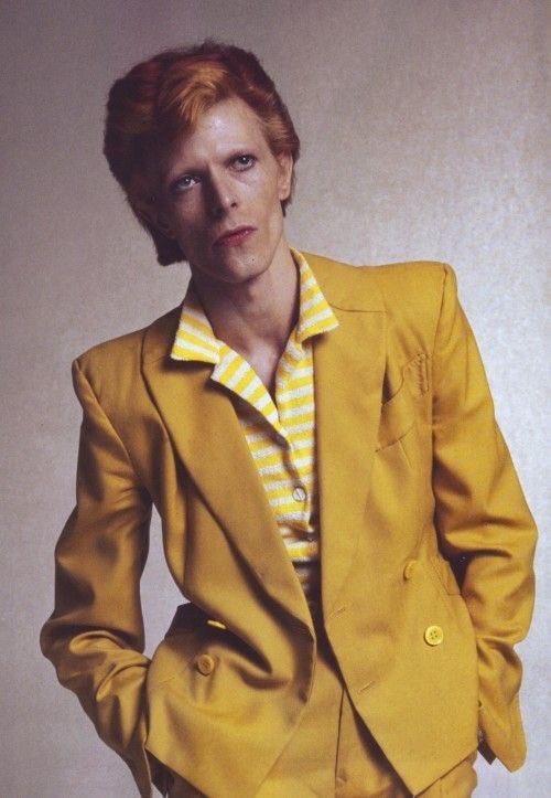 Смотрите на него. Вот им восхищаюсь. 

#davidbowie