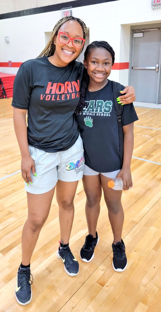 LLJackson08's tweet photo. She's tried almost every sport, but volleyball has become her passion! Thank you, @Tiffany0387, & assistant staff for challenging these young ladies & not only teaching skills but discipline & grit. Thank you, Coach Cottery, for seeing her potential day one! #JAGNation #BMSBears https://t.co/ZuzWC1jrGO