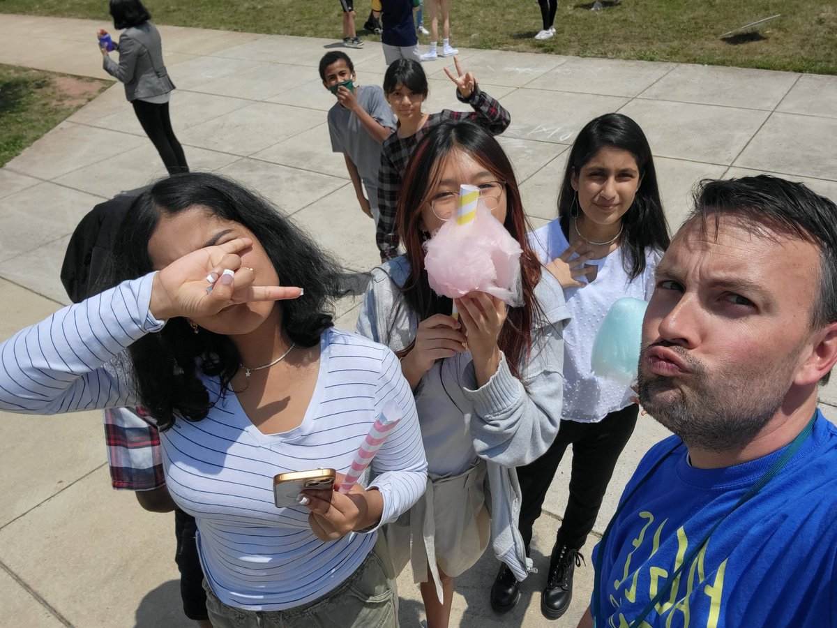 What better way to celebrate our 6th graders than with food! Pizza, snow cones, ice cream, snd cotton candy. Focused on time to engage with peers and celebrate with their classmates. These kids are going to do great things! @EagleViewES #relationshipsmatter #KeepMovingForward