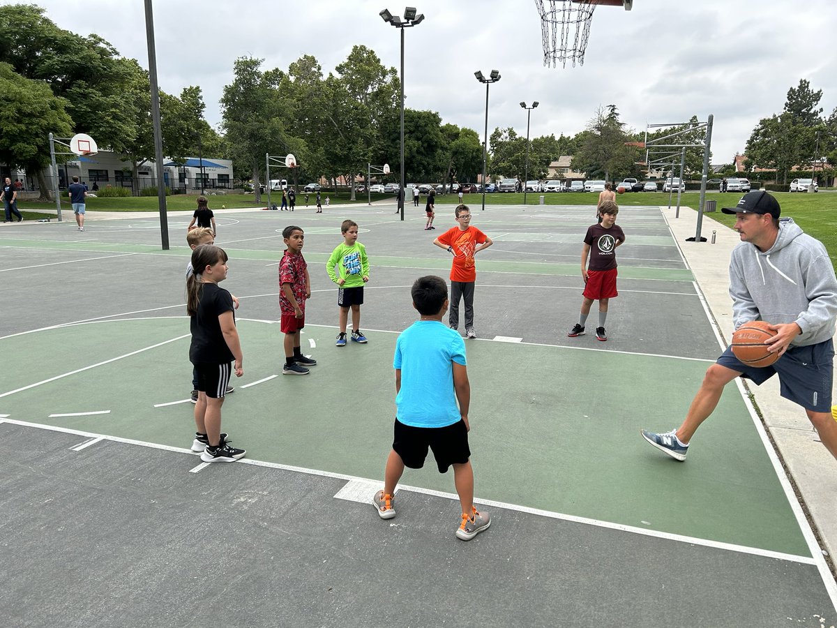 BasketballSimi's tweet image. Our “beginner “ group is so much fun!! Just a awesome group!! We really focus on the FUNdamentals!! We have room for a couple more of you could see your kiddo with this group!! 30 minutes 2 times a week! ( working on “form” shooting here! ) @The_Bshaw making home run passes!