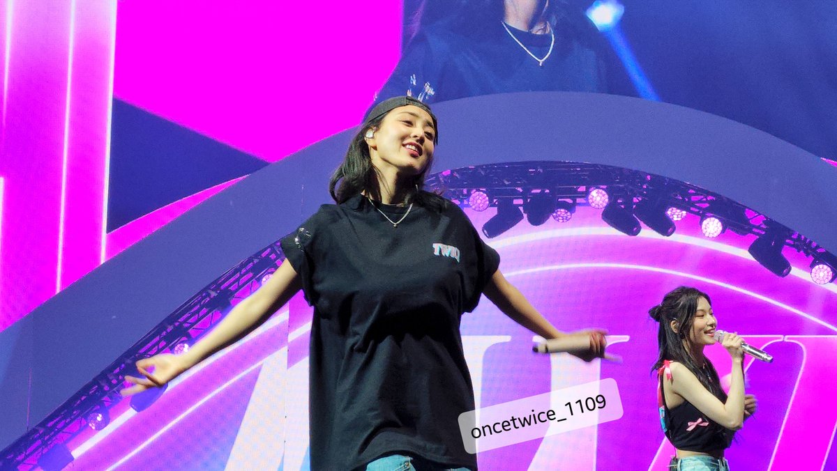 had the biggest smile watching Jihyo have fun during Signal 
#RTBinOakland 
#TWICE_5TH_WORLD_TOUR_IN_OAKLAND