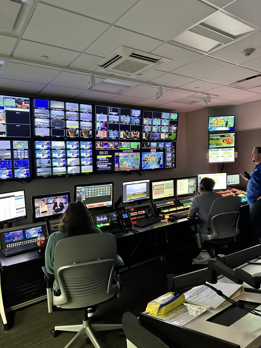 made4tv's tweet image. The team is all here! Tracking storms as they head into the OKC metro. @kfor @4WarnStormTeam @JoleenChaney @MikeMorganKFOR @F5Video @emilyrsutton @kforkevinogle @OKCWXMan #okwx #kfor4 #4warn