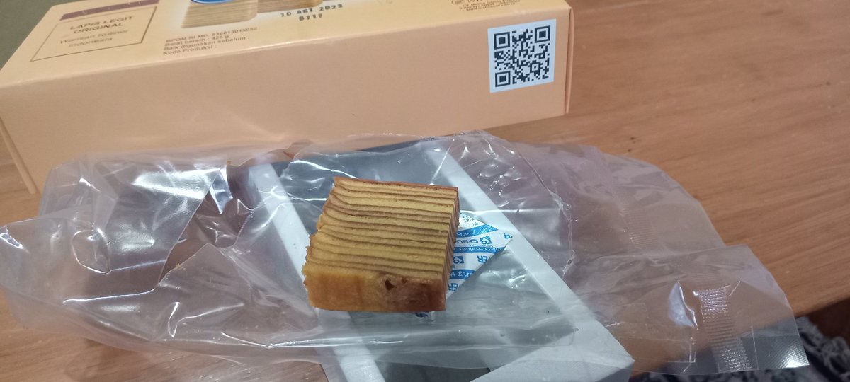 Lapis legit khas Surabaya, langganan Bunda Mbak  <a href="/LendyReny/">Review Drakor, Kmovie, Czennie (.◜◡◝)</a>  enak moist banget membatalkan acara diet yg sok ketat karena cholesterol #TheFlashMovie #TheFlash #AdipurushTickets  terbayang - bayang rasa lembutnya . . . 
.
.