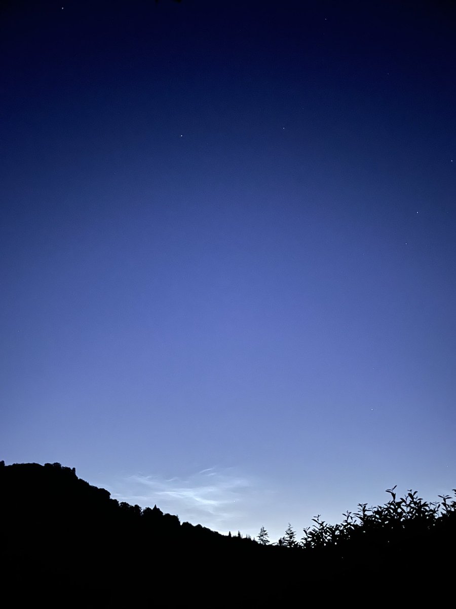 Noctilucent cloud spotting at 2am from the garden
#noctilucentcloud