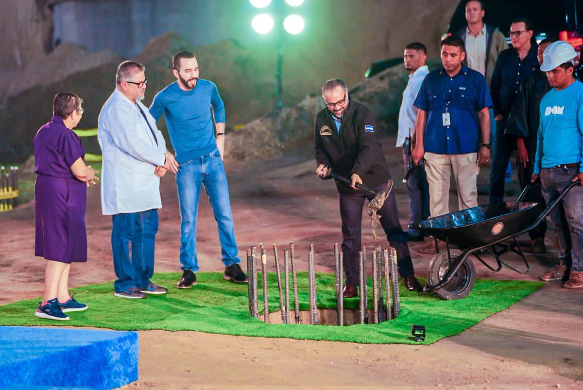 ECastroES's tweet photo. Esta noche se ha colocado la primera piedra para la construcción del Hospital Rosales y del Hospital de Nejapa, dos obras que simbolizan la visión del Gobierno del Presidente @nayibbukele: HUMANIZACIÓN Y MODERNIZACIÓN.

Aunque al matrimonio ARENA-FRENTE no le guste, las obras en favor de los salvadoreños van a continuar y nosotros, como Nueva Asamblea Legislativa, vamos a seguir dándole gobernabilidad al Ejecutivo.