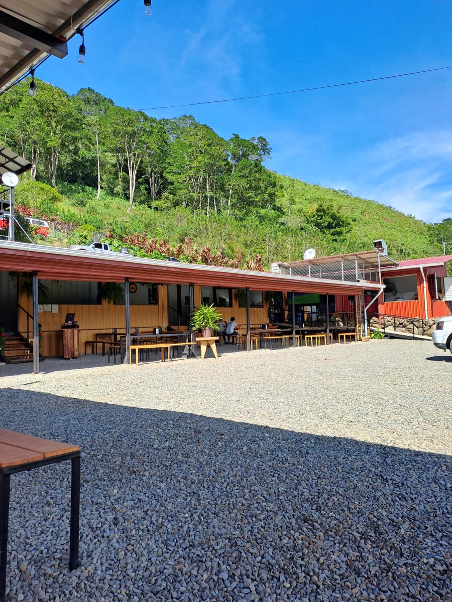 Sof_irola's tweet photo. Si ustedes quieren salir a comer rico y celebrar el Día del Padre el domingo, pueden ir a Pizerria, Bar &amp; Rest Los Irola ubicado en Ujarras de Cartago y así hacen feliz al mio 😌 https://t.co/PyVg8MXyIt