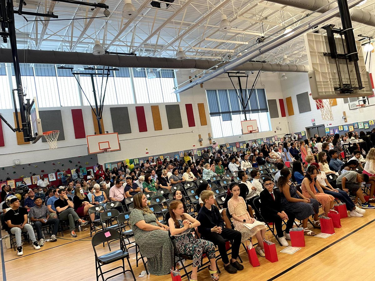 🎓 Congratulations to the Abingdon Class of 2023!  We are so proud of you! 🥹
.          .          .
🎓 ¡Felicitaciones a la clase de Abingdon de 2023! Estamos tan orgullosos de ustedes! 🥹