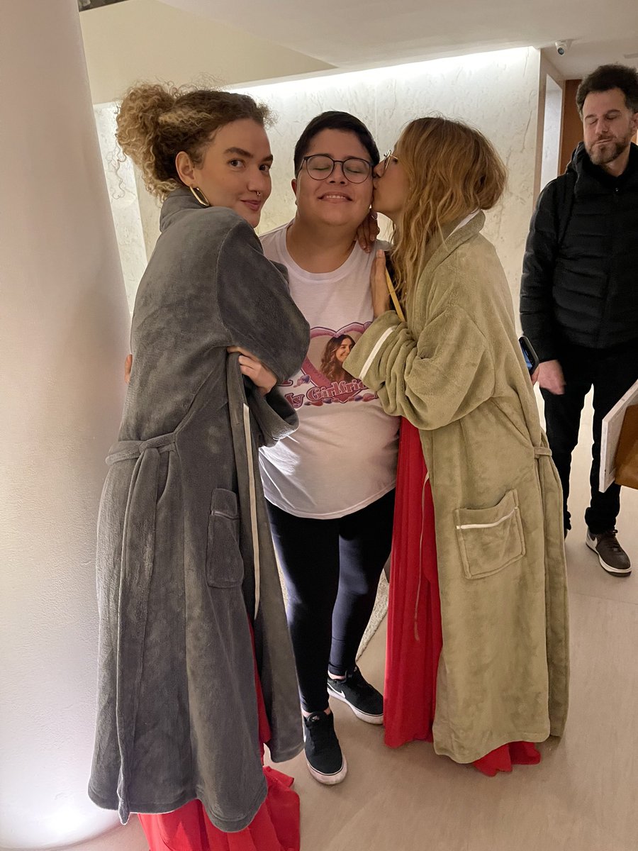 nemsonhem's tweet photo. Aninha toda feliz, Vi brigando pra eu colocar casaco…tô nem aí se tô ridícula na foto, o que importa é que eu tô feliz e amo demais essas mulheres incríveis! https://t.co/074Ev2dQGH