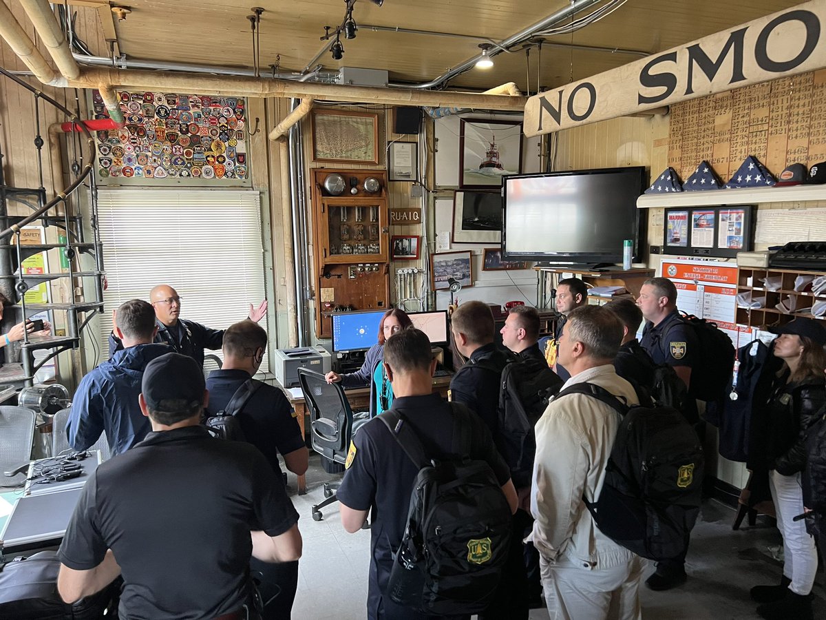 SFFDPIO's tweet photo. #SFFDPIO shows their fire boat to visitors from @SESU_UA. These technical expertise exchanges are mutually beneficial for both departments because they allow for the sharing of lessons learned, building resilience and capacity in emergency response. #applyingknowledgeglobally
#Ukraine @usfs_r5
