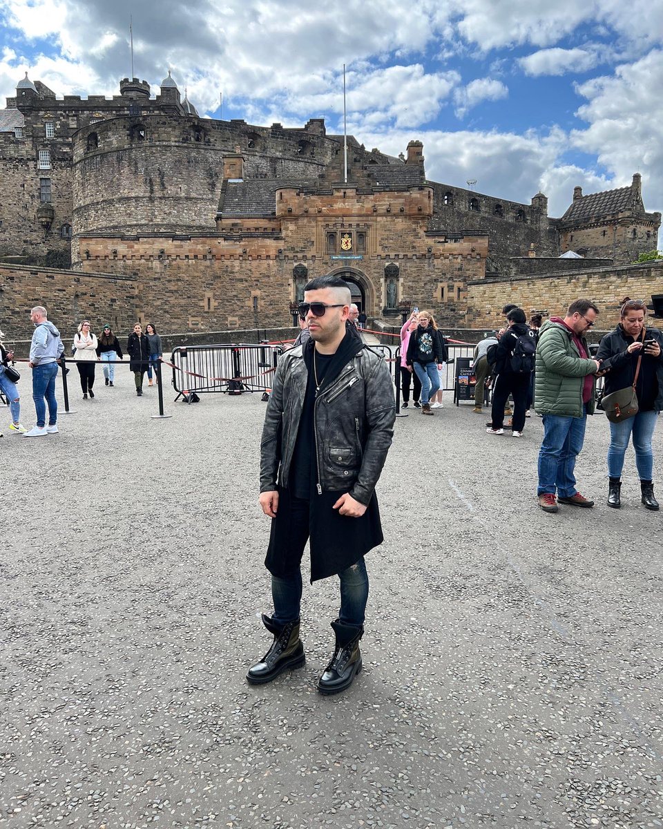 Edinburgh Castle 🏰 🇬🇧🏴󠁧󠁢󠁳󠁣󠁴󠁿 
.
.

#epic #dsquared2 #diesel #insta #fashionista #fashionvictim #fashion #style #manwithstyle #stylish #europeanstyle #fashionstyle #insta #instastyle #gentleman  #fashiondiary #menswear #outfitoftheday #styleblogger #outfit ... Stay Classy