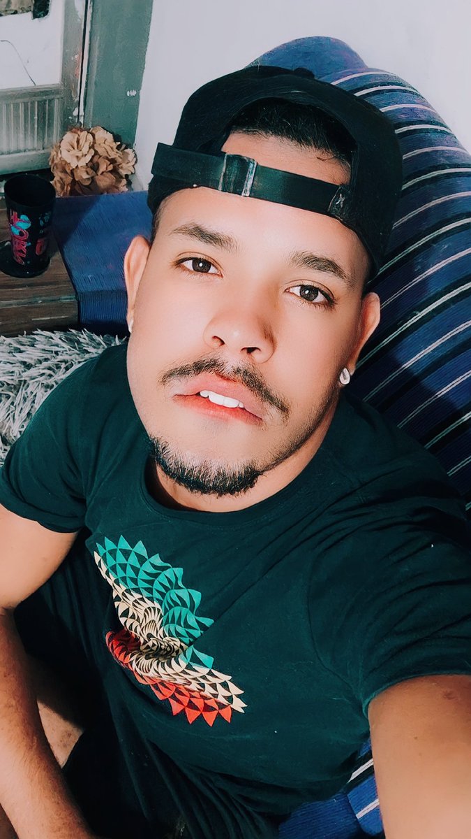 BoyCharmander's tweet photo. Queria um beijo seu 🥺 https://t.co/ux4zw9uqQo
