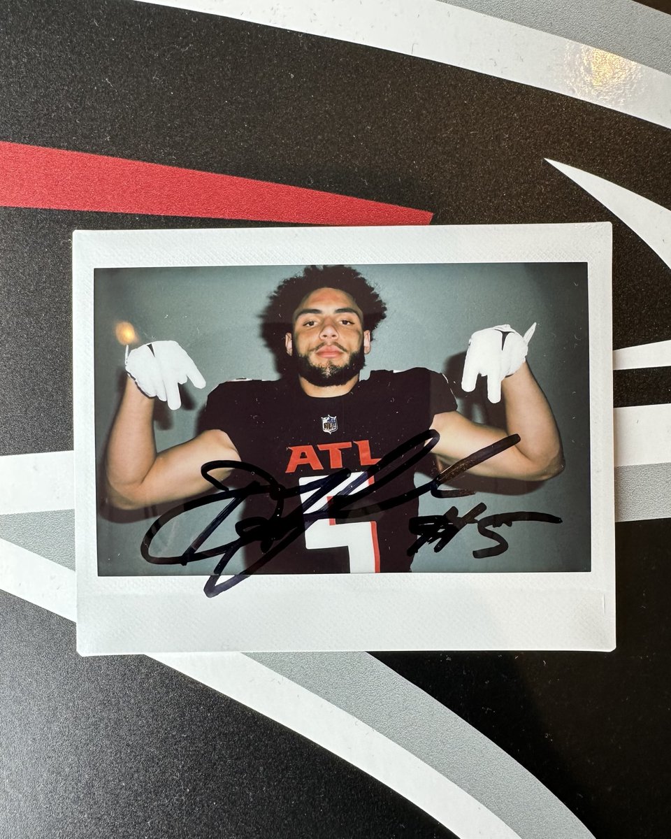 It's Friday y'all!

RT for a chance to win this one-of-a-kind <a href="/DrakeLondon_/">Dråkë</a> signed polaroid 📸