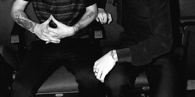 hl4tde's tweet photo. au larry | enemies to lovers 

Lo;uis y Ha;rry son compañeros de trabajo y se llevan mal, solo se hablan para joderse y bardearse.

Ninguno de los dos sabía que una simple joda podían desatar algo más que bronca. 

"No me toques así que me puedo confundir" https://t.co/3D4mNT1xMs