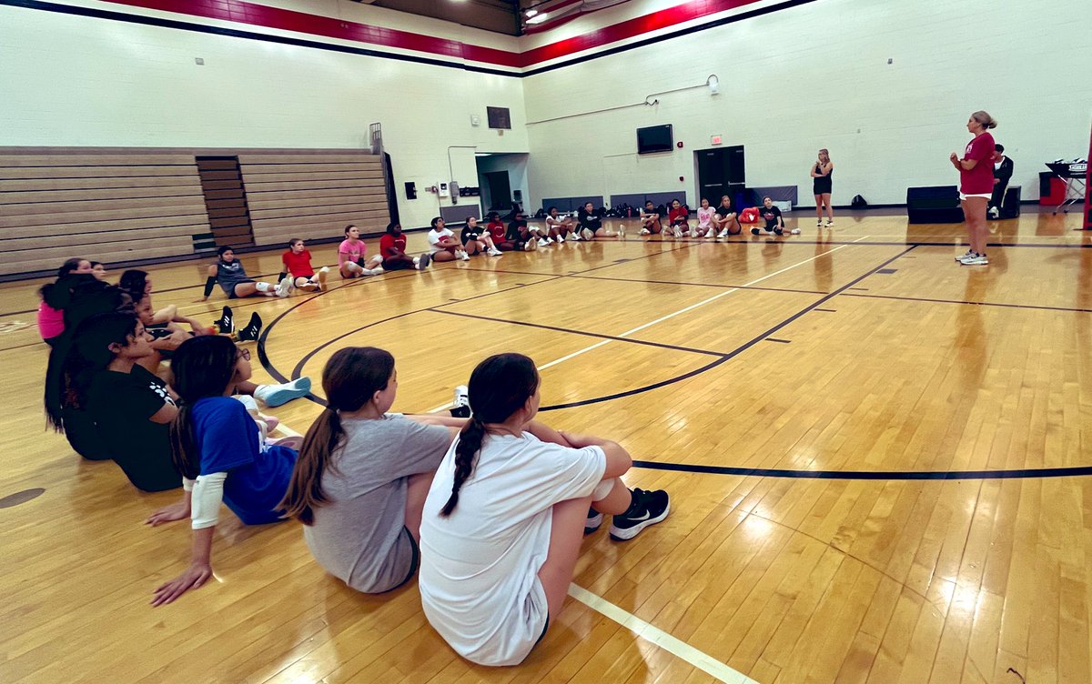 LafJeffVball's tweet photo. Thank you to the newest addition to our coaching staff &amp; Broncho alumni Emilee for guiding the girls for the upcoming season on how to overcome mistakes &amp; having a positive mentality! 
We are so happy to have her join our coaching staff &amp; what she will bring to the program🏐 https://t.co/D2xxxkwOG6