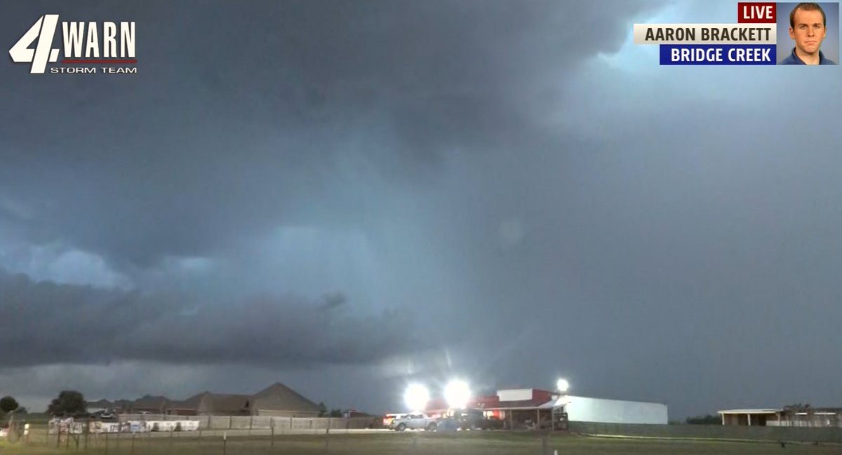 made4tv's tweet image. A look at the storm coming into the south metro. Quarter sized hail. Moving South/SE -- possibly headed toward Norman to Noble - Hail size could increase. Winds could go up to 70mph. @Aaron_Brackett is watching. @kfor @4WarnStormTeam #okwx #kfor4 #newsnation 8:35pm Thursday