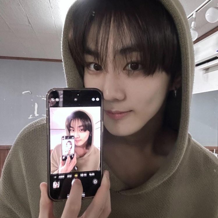 ⠀      
 ⠀  
⠀                                 (๑˃̵　ᴗ　˂̵)و
                    DYLAN.⠀ ✩     sns update!
                               good morning! ☕️

⠀      ⠀