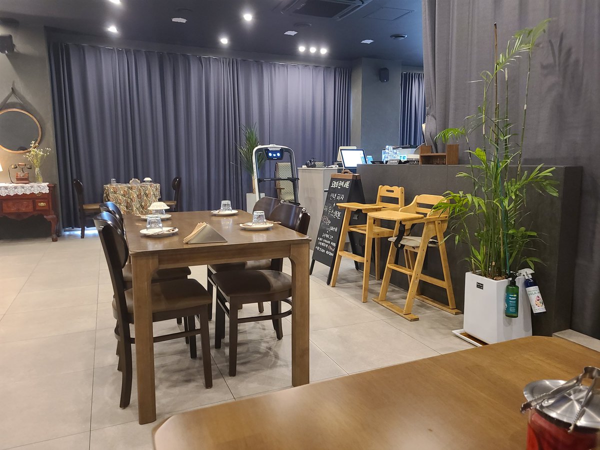 금남면 피제리아무로
세종에서 유일하게(아마도) 정통까르보나라를 한다 한국화된 까르보나라와는 완전히 다른 맛
타르투포 버섯파스타도 진짜 맛있고 대체로 맛이 진해서 파스타와 피자를 섞어서 먹는게 좋긴하다 비싸지만 비싼 값을 하니까 노 문제