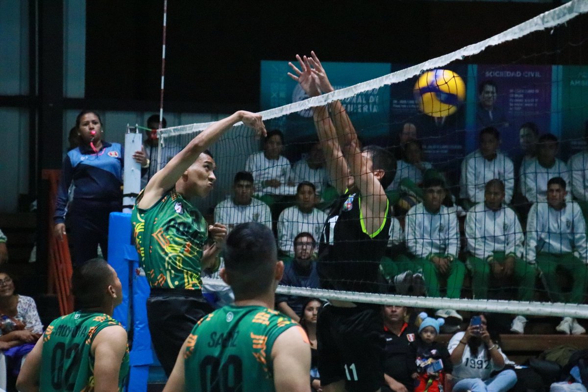 perufedup's tweet photo. ¡EL POLIDEPORTIVO SE PINTÓ DE VERDE! 💚🏐🚨
La #EESTPP venció 2 sets a 1 a la #UNALM por la quinta  fecha de la Liga Universitaria de Vóleibol Varones División Ascenso - Región Lima 🔝.

📸 @JeanPierreCes

SOMOS FEDUP, SOMOS DEPORTE UNIVERSITARIO 💙❤️ https://t.co/ROTuOwjNYo