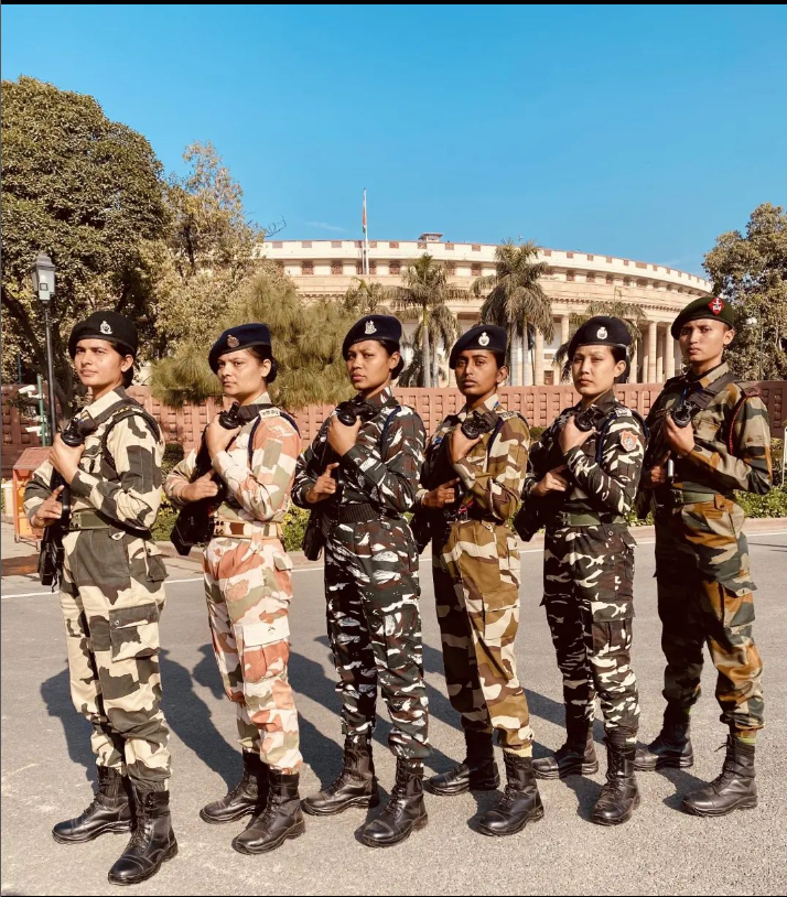 life_soldiers47's tweet photo. ⚔️🇮🇳 Pic Of The Day ⚔️🇮🇳
"Give a girl the right shoes and
she will conquer the world"
#BSF, #ITBP, #CRPF ,#CISF #SSB #AssamRifles in single frame..
#Adipurush #FreeHealthCheckup #Gujaratcyclone #BiparjoyCyclone #GodMorningFriday #subscribecellpointipo https://t.co/JEhefwe4TH