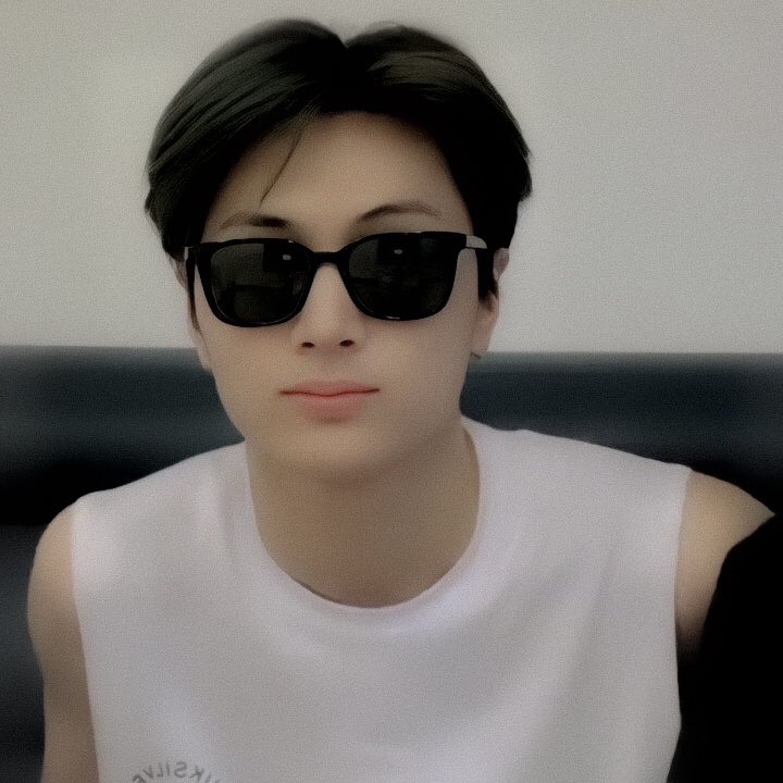 ⠀⠀ 

“ good morning, mga lodicakes 
   wag n’yo na lang pansinin
   photo frame ko po! ”

͏