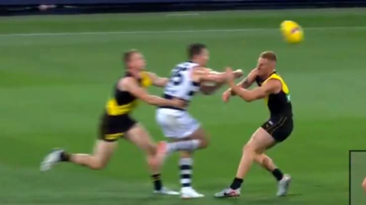 thePuntRdEnd's tweet photo. Workplace safety @AFL 

When it suits, right? https://t.co/oK6zFNis3N