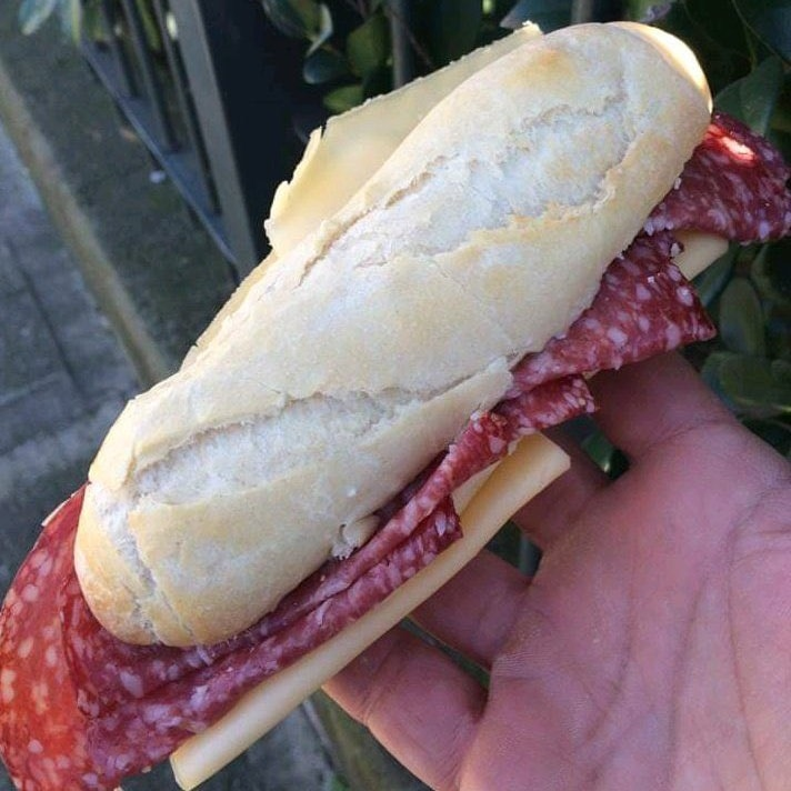 a veces solo necesitas comer un sanguche de salame y queso y seguir con tu vida normal: