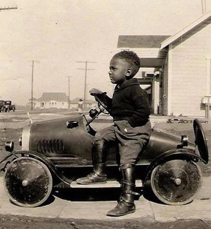 Waiting for my mates! 😎
The boy and his peddle car - 1930s.

#vintage #1930s #vintagefashion #littleboy #history #historical #historicalfashion #historicalphoto #peddlecar #car #oldcar #toycar #timetphoto #vintagecool
