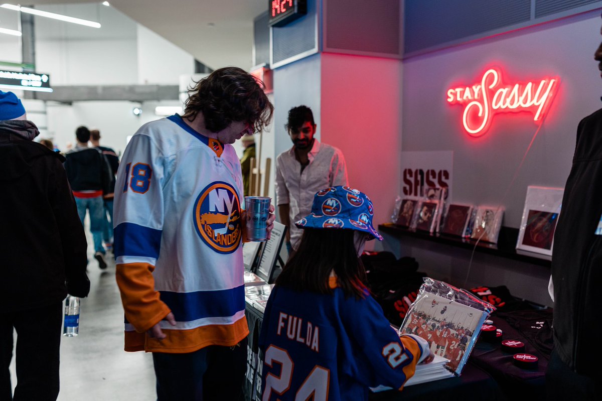 sassstudio_art's tweet photo. #TBT to this adorb scene
Little SASS fan combing through my Behind The Front prints for sale at my @NYIslanders @UBSArena show!
#BTF #behindthefront #art #painting #advocacy #genderequity #womeninsports #womenshockey #proathlete #nyc #nyislanders #ubsarena #sassstudio https://t.co/qIYmVXgxtU