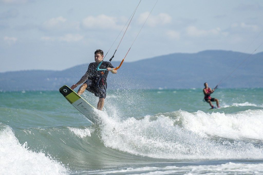 KitesurfStars's tweet photo. How to kitesurf in waves https://t.co/437tgHE1rx https://t.co/siZ0WMfvhh