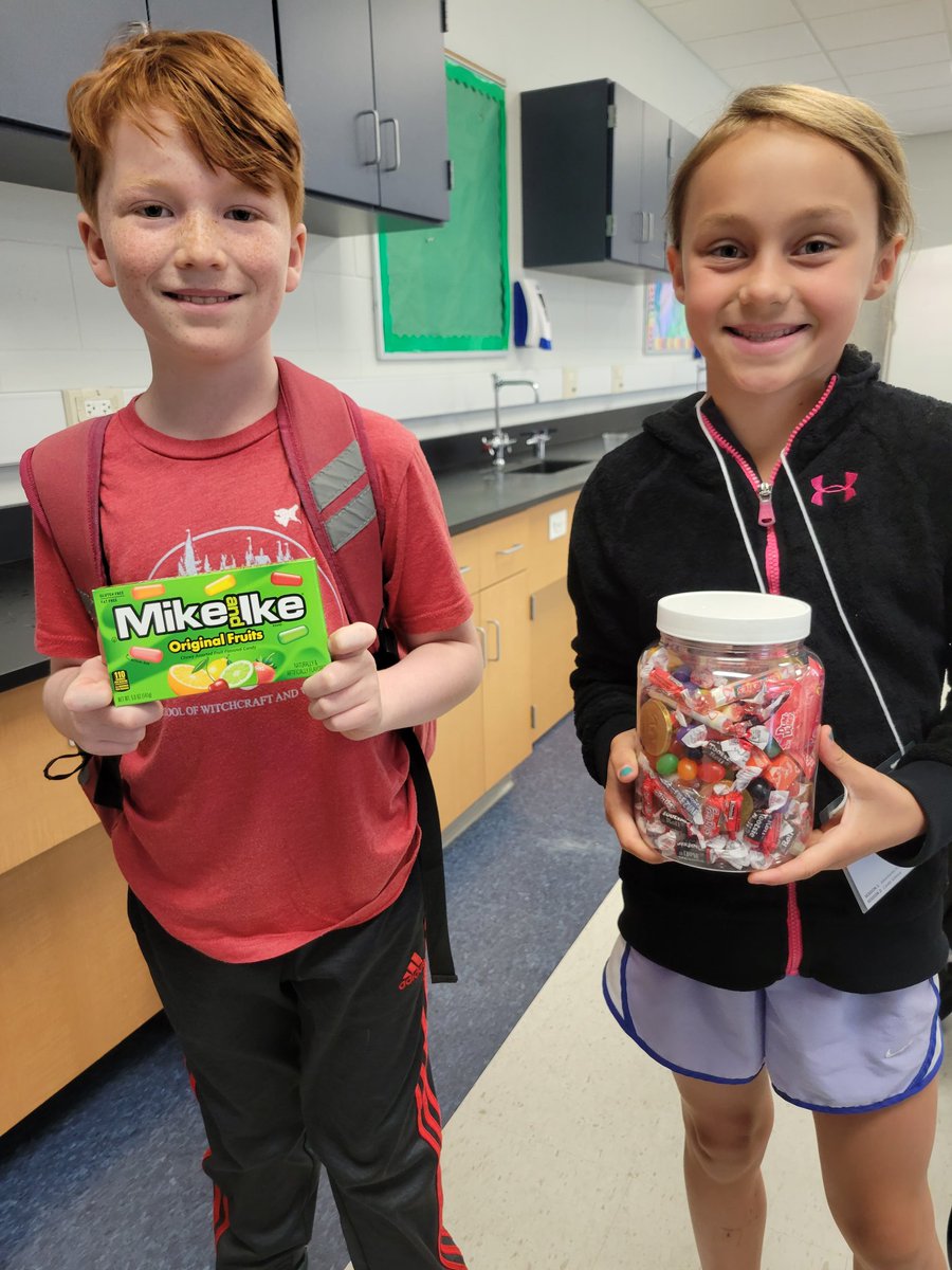 LauraPeckKM's tweet photo. Bubbling, popping, and fizzing candy reactions for Day 4 of Candy Science. The Mentos and Coke fountain was a blast! The winners of the candy guessing jar got some sweet prizes. @ZumbroEducation #CandyScienceFun #MessyScience https://t.co/eI2UHqHUWU