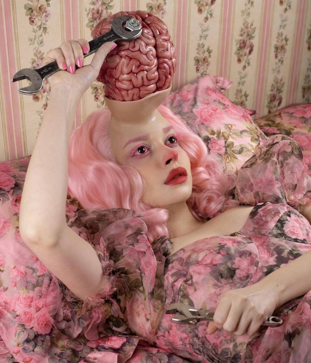 Fahrenheit_mag's tweet image. #Visuales 👀
Combinando el surrealismo con la fotografía, #PetiteDoll se transforma en distintos personajes, construyendo un puente entre el arte y el mundo digital. ow.ly/2CR750OQ2cK