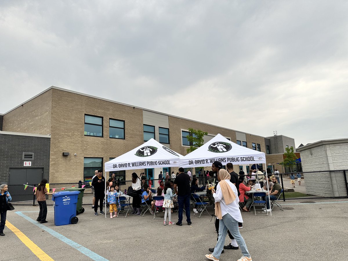 scottxieaj's tweet photo. Just had a blast at the fun fair hosted by @ddwhdsb ππͺ Such a fantastic evening filled with laughter, games, and yummy treats. Kudos to the organizers for putting together such an amazing event!#FunfairFun #OakvilleWard7 https://t.co/ENWkUdg43q