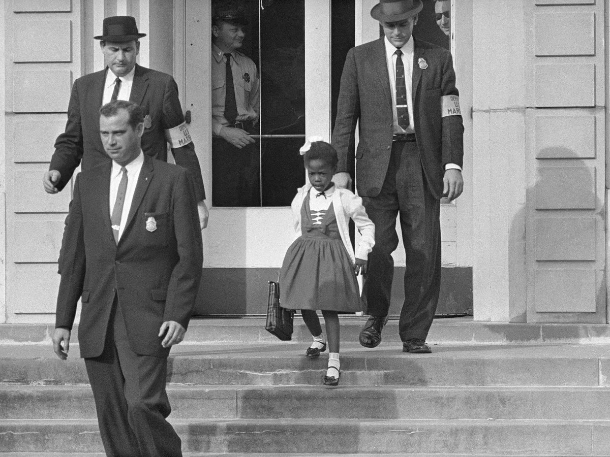 ดญ. Ruby Bridges ในภาพ เป็นเด็กผิวสีที่เข้าไปเรียนในรร.คนขาว ในยุคที่มีการแบ่แยกสีผิว เธอสอบเข้ารร.คนขาวได้

แน่นอนโดนประท้วงโดยเหล่าคนดีว่า สังคมมีกฎทำไมไม่ทำตามกฎ รร.มีแต่คนผิวขาว เธอไปเรียนรร.ผิวดำสิ 

คุ้นๆไหม เด็กคนนี้ไปเรียนตอนปี 1960 แต่ตอนนี้รร.ไทยเราเหมือนอยู่ยุคนั้นไหม