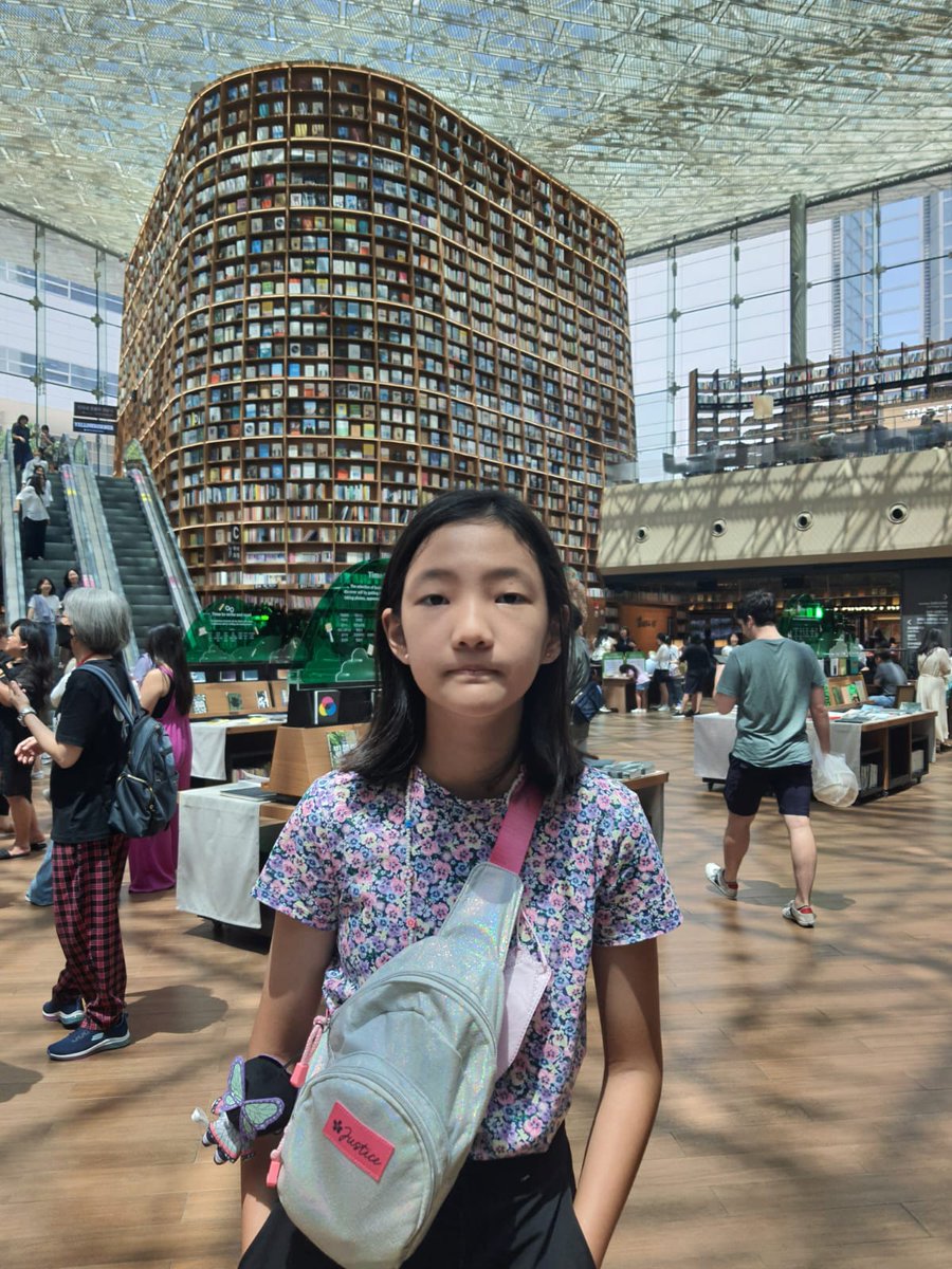 Walkabout
#SummerHoliday #summer2023
#schoolholiday #SEOUL #COEX
#ParkYeringoentoro #Yerinlovelydaughter