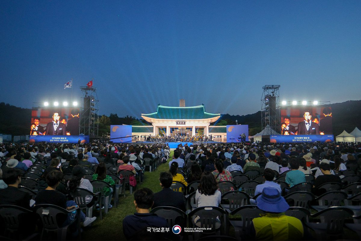 6월 15일 국립서울현충원에서 열린 <정전 70주년 기념 음악회>에서 가수 겸 배우 옹성우 이병이 속한 제6보병사단 현역장병들이 선배 참전용사들에게 121879 태극기 배지를 전달했습니다.

#국가보훈부 #국립서울현충원 #호국보훈의달 #현충원 #태극기 #끝까지찾아야할태극기 #대한민국육군 #옹성우