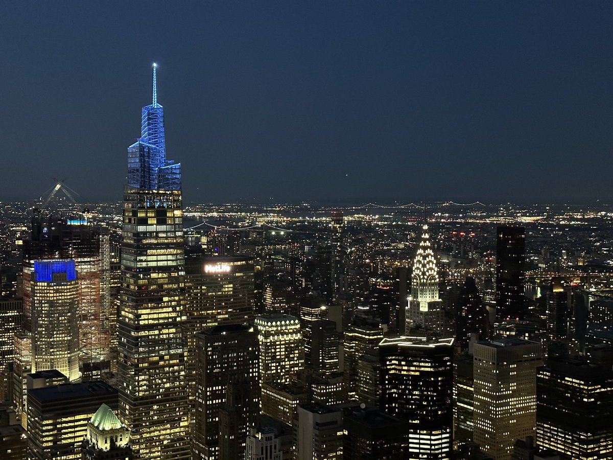 エンパイアステートビルに登ってきました😃サンセットの時間は$10追加