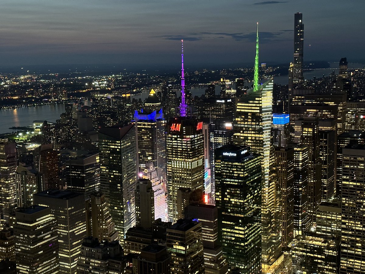 エンパイアステートビルに登ってきました😃サンセットの時間は$10追加