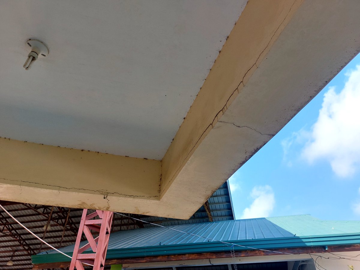 RodLagusad's tweet photo. TINGNAN: Nagtamo ng minor damages ang ilang paaralan sa Calatagan, Batangas matapos tumama ang magnitude 6.3 na lindol.

Kabilang ang Lucsuhin National High School na nagtamo ng mga cracks. | @PTVph https://t.co/JHHvJw30ms