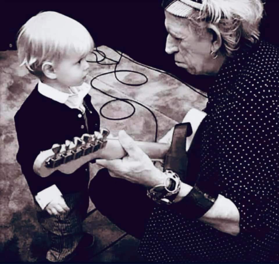 DesjaView's tweet image. Keith Richard's teaching Willie Nelson some guitar chords.