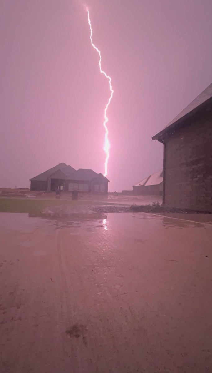 made4tv's tweet image. These storms are ELECTRIC! Check out this lightning from east of Tuttle, OK. 
Courtesy: Charles &amp;amp; Zach Waller 
@kfor @4WarnStormTeam #okwx #kfor4 #NewsNation