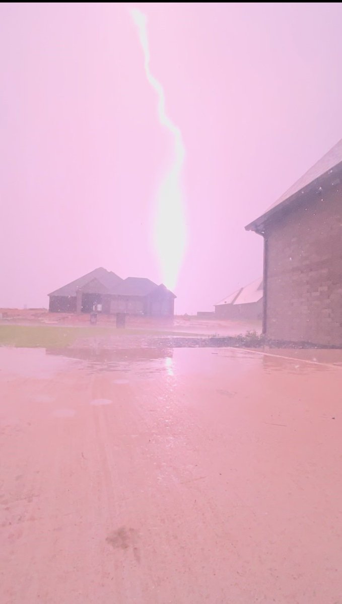 made4tv's tweet image. These storms are ELECTRIC! Check out this lightning from east of Tuttle, OK. 
Courtesy: Charles &amp;amp; Zach Waller 
@kfor @4WarnStormTeam #okwx #kfor4 #NewsNation