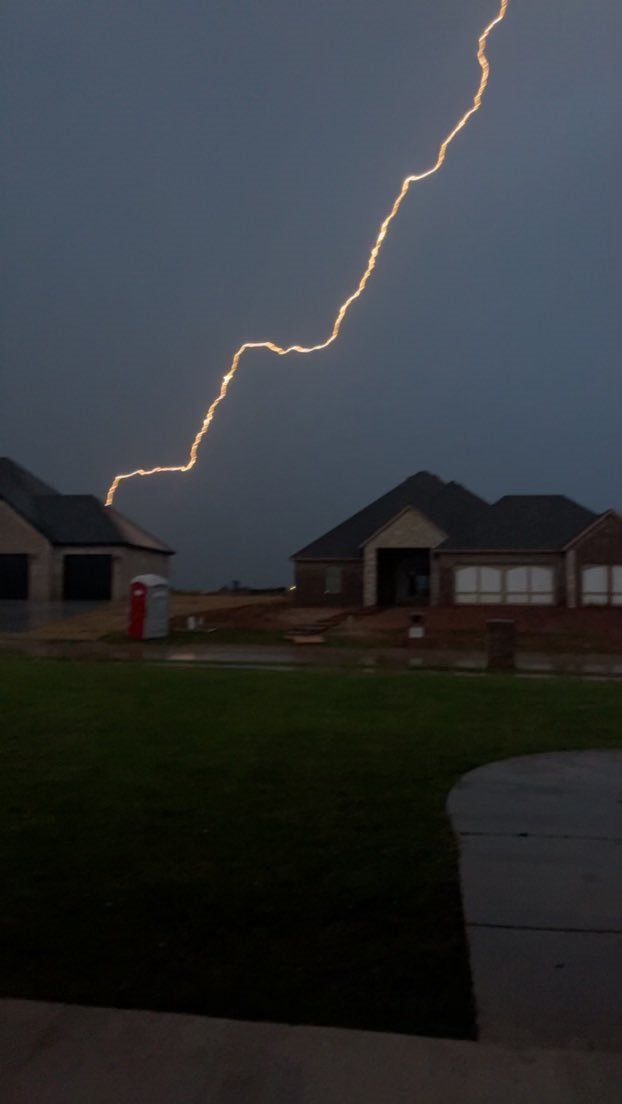 made4tv's tweet image. These storms are ELECTRIC! Check out this lightning from east of Tuttle, OK. 
Courtesy: Charles &amp;amp; Zach Waller 
@kfor @4WarnStormTeam #okwx #kfor4 #NewsNation