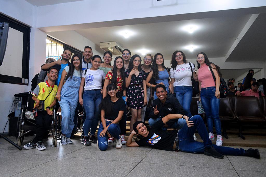 RodolfoParedesL's tweet photo. ¡A casa llena! 😎
Desde la @LaRepublica_tv y el @cenurrula llevamos #HumorConProposito al Núcleo Universitario Rafael Rangel, con un divertido Show de #StandUpComedy en la sala de cine José Ignacio Cabrujas 🎞️🎥
#ULA #NURR #Trujillo https://t.co/V19XBUJBxN