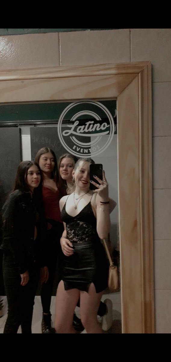Una me enterraba la cabeza en la tierra por las hamacas, la otra estaba siempre metida entre una ex amiga y yo, la otra siempre me cambiaba por otras. En 2do de secundaria nos empezamos a llevar y ahora aca esta el grupito de esquizos...❤️
<a href="/_NadiaJuarez_/">Nadia Juarez</a> <a href="/martuverg/">martu</a> @maralizstern