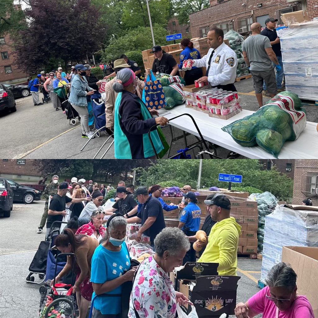 NYPDPSA8's tweet photo. In a matter of 4 hours, we gave away hundreds of pounds of food to the residents of Throggs Neck Houses. We hope your stomachs are full tonight. Wonderfully orchestrated by Throggs Neck Community Leader @Monique49930804 https://t.co/EoEdJS0bgh