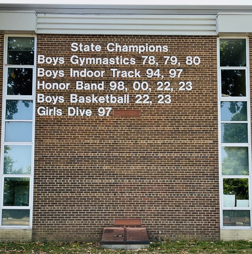 Got those state championship signs updated just in time to close the '22-23 school year! Thanks ⁦@HSMarchingHawks⁩/⁦@hayfieldorch⁩ & ⁦@HayfieldBball⁩ for adding to the wall! Who's next?🤔 #HawkPride ⁦@FCPSR3⁩ ⁦@hayfieldsports⁩