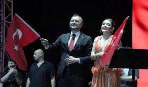 inceeleyin's tweet photo. Melek Mosso konseri nedeniyle eleştirilen Süleymanpaşa Belediye Başkanı Cüneyt Yüksel görevden alındı. https://t.co/bdqYqOlEYi