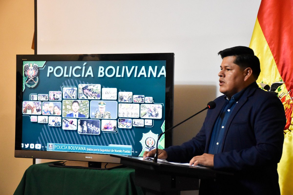 JAIMEMAMANIE's tweet photo. #AHORA 
Mediante una conferencia de prensa demostramos de manera objetiva y con resultados, que somos la mejor gestión en la lucha contra el narcotráfico.
Trabajamos en la desarticulación de organizaciones criminales, lo cual permite aprehender a "peces gordos" del narcotráfico. https://t.co/ZSDvVN6GM4